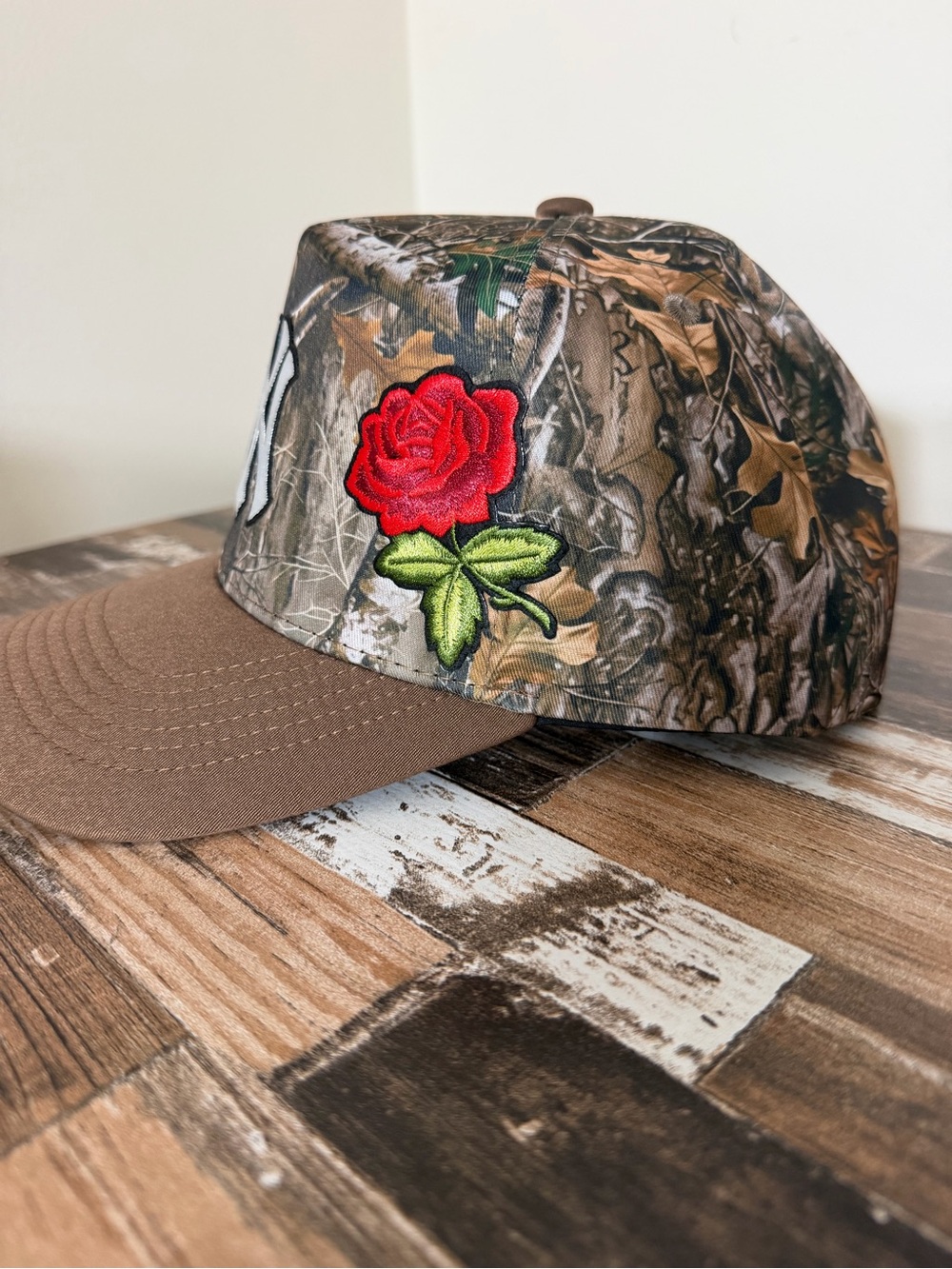 New York Yankees Camo Rose Embroidered Hat - Brown Bill - Picture 3 of 4